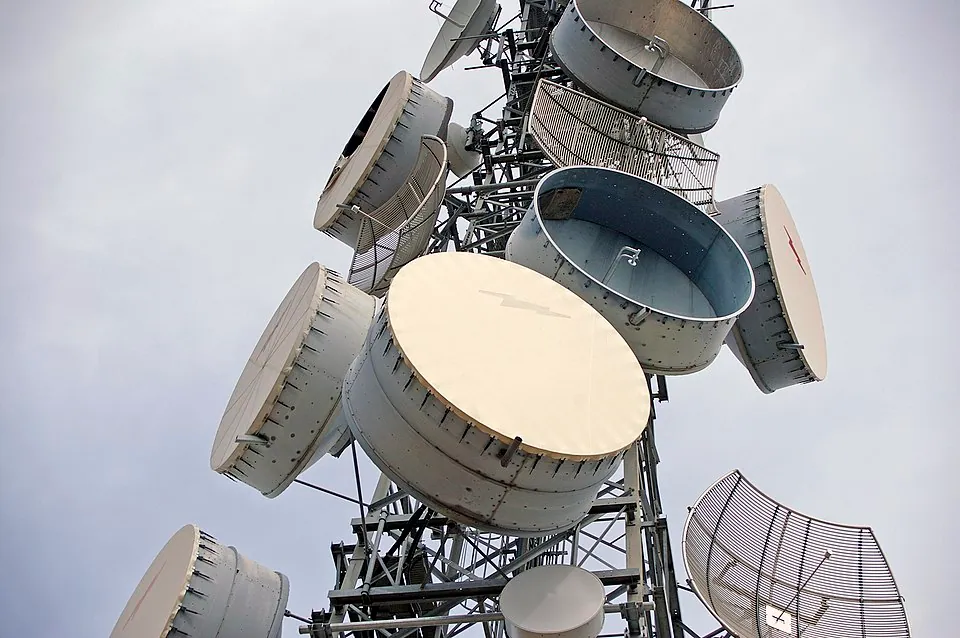 Antennes paraboliques de faisceaux hertziens sur un pylône à Willans Hill